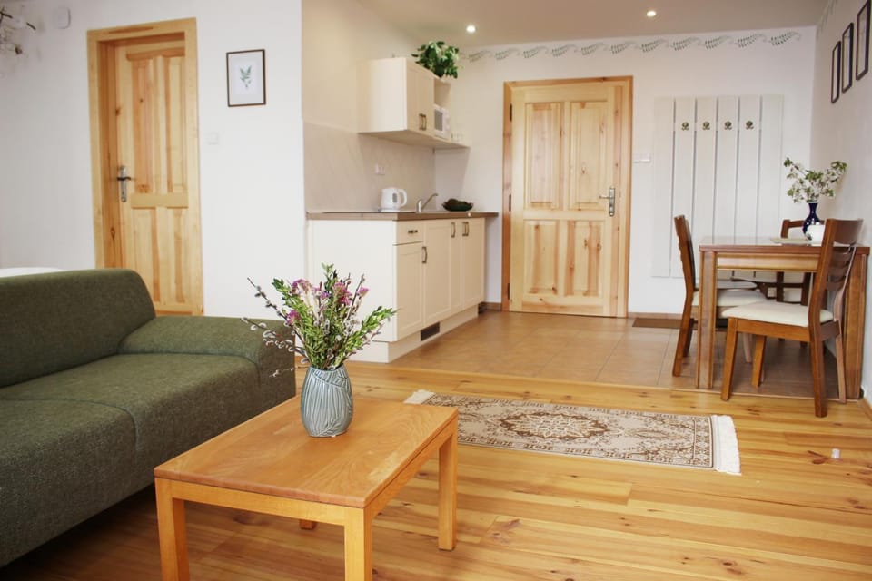 Communal lounge/ TV room, Bed, Kitchen or kitchenette, Living room, Photo of the whole room, Decorative detail, Decorative detail, Seating area, Dining area, Bedroom, Communal kitchen, Food, Food, Guests, Guests, Area and facilities, group of guests, group of guests, Family, Family