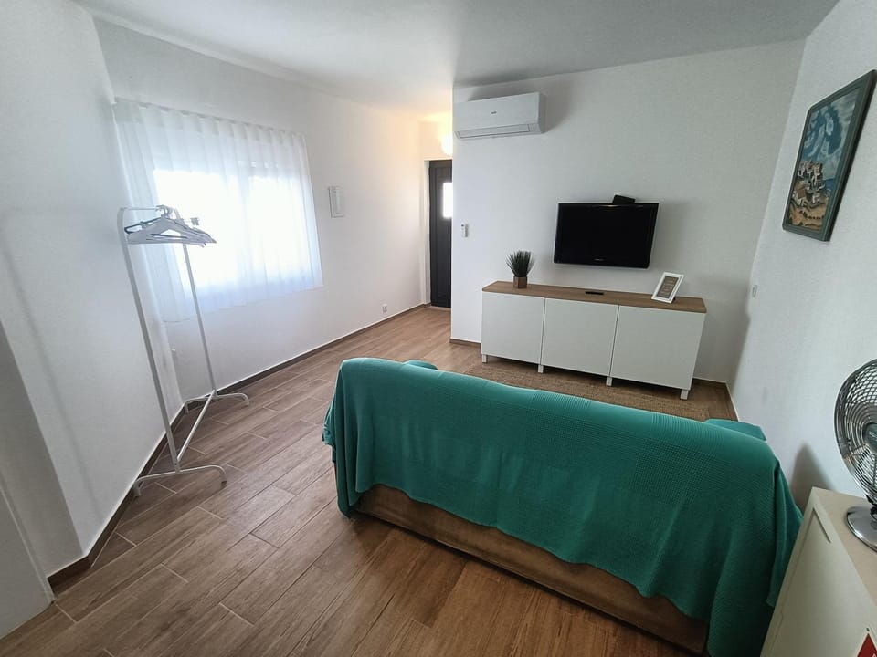 Property building, TV and multimedia, Living room, air conditioner
