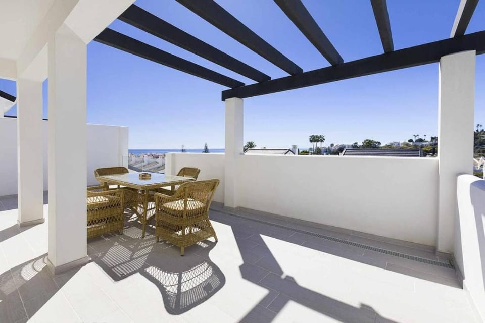 Estepona Sunsets - Modern 3-BR Beachside Apartment Apartment in Costa del Sol
