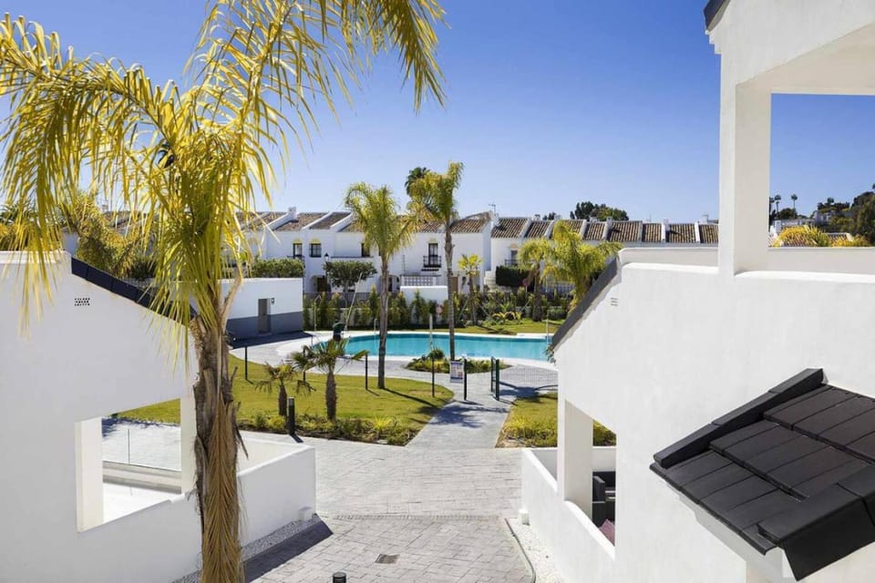 Estepona Sunsets - Modern 3-BR Beachside Apartment Apartment in Costa del Sol