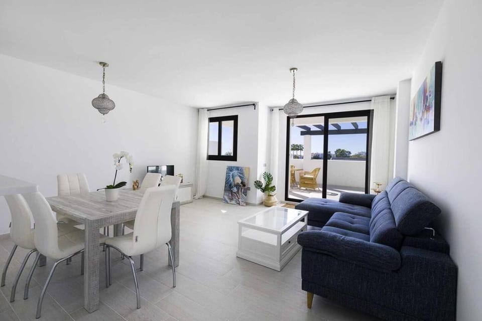 Estepona Sunsets - Modern 3-BR Beachside Apartment Apartment in Costa del Sol