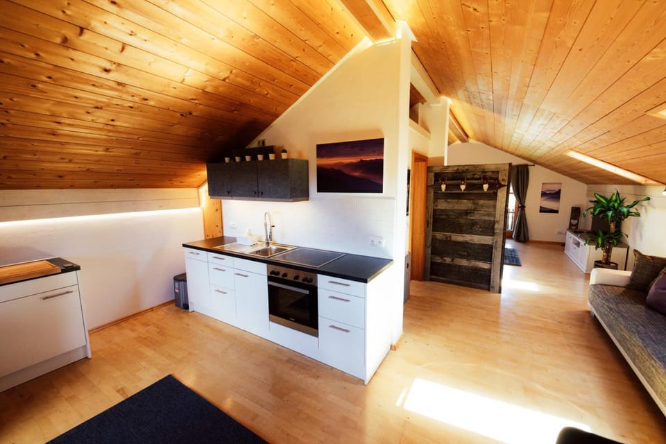 Photo of the whole room, Decorative detail