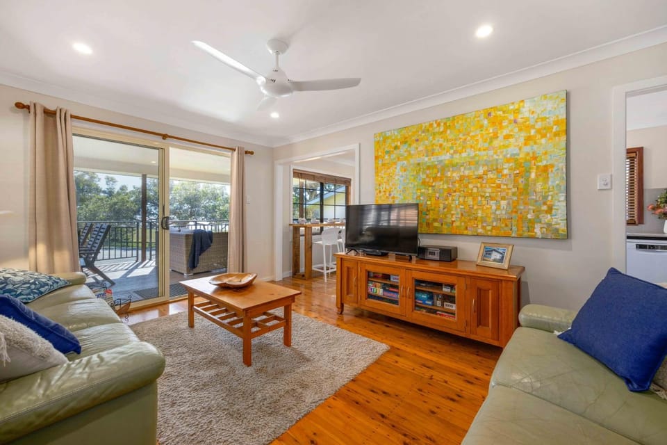 Communal lounge/ TV room, TV and multimedia, Living room, Seating area, fireplace