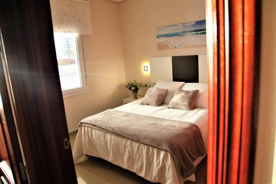 Bed, View (from property/room), Photo of the whole room, Decorative detail, Decorative detail, Garden view, Sea view
