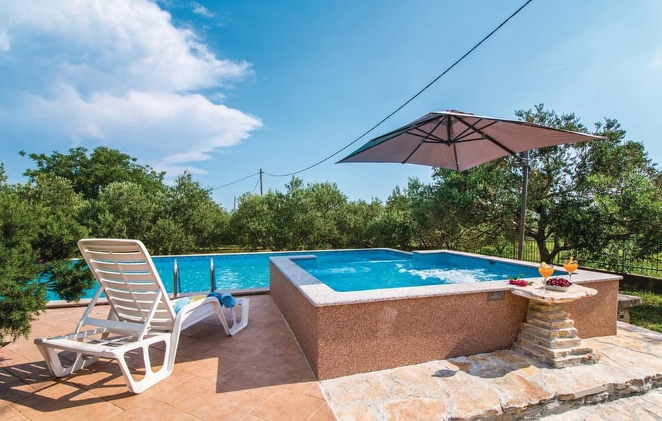 Property building, Garden, Sauna, Swimming pool