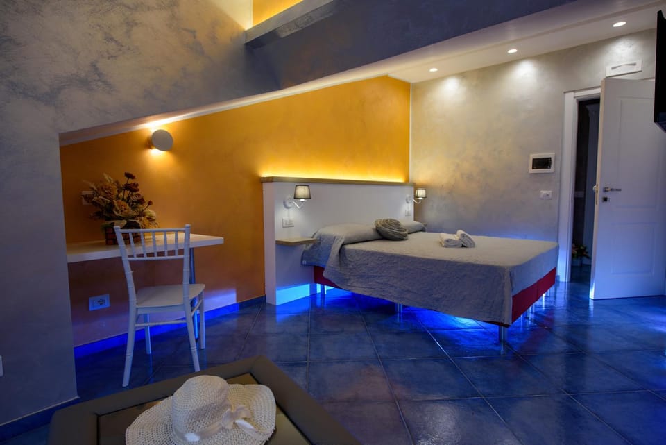 Bed, Food close-up, Fishing, Horse-riding, Minigolf, Food and drinks, Tennis court, Bedroom, Food, Sports, Drinks, Alcoholic drinks, Non alcoholic drinks, cot