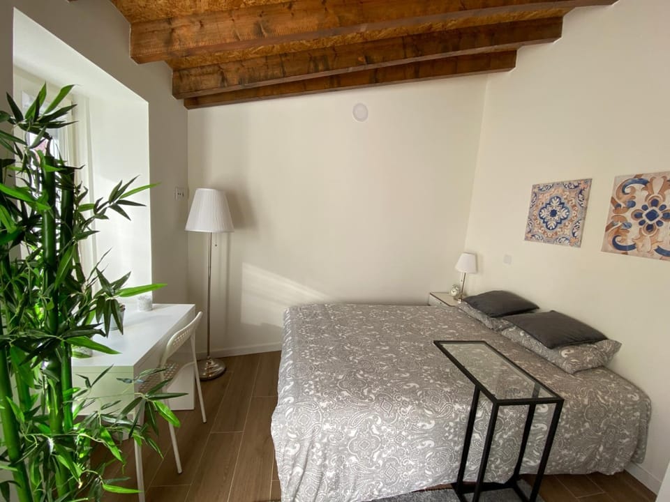 Bed, TV and multimedia, Seating area, Bedroom