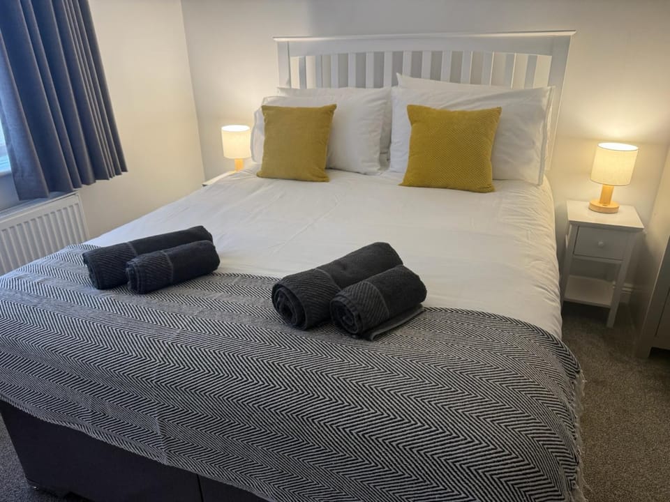 Bed, Bedroom, towels