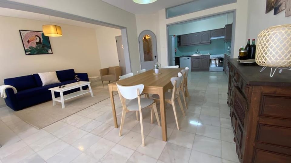 Kitchen or kitchenette, Living room, Seating area, Dining area