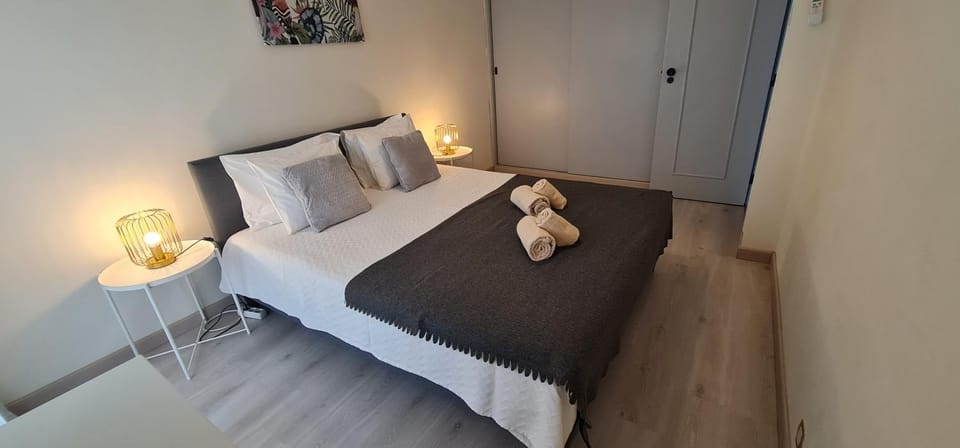 Bedroom, towels, wardrobe