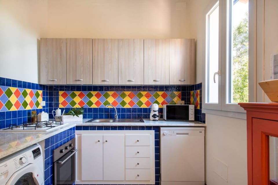 Kitchen or kitchenette, Dining area, dishwasher, microwave, oven, stove, washing machine