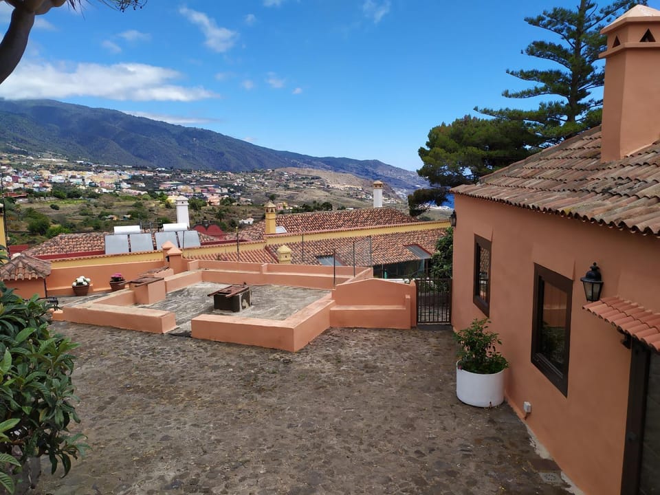 Facade/entrance, City view, Mountain view