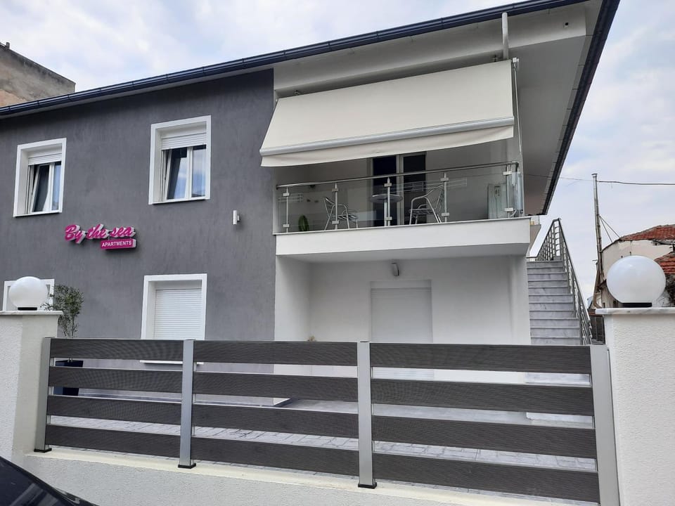 Property building, Property logo or sign, Balcony/Terrace, Quiet street view