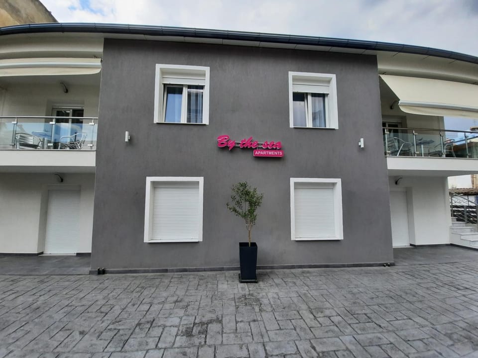 Property building, Facade/entrance, Property logo or sign, Balcony/Terrace, Quiet street view