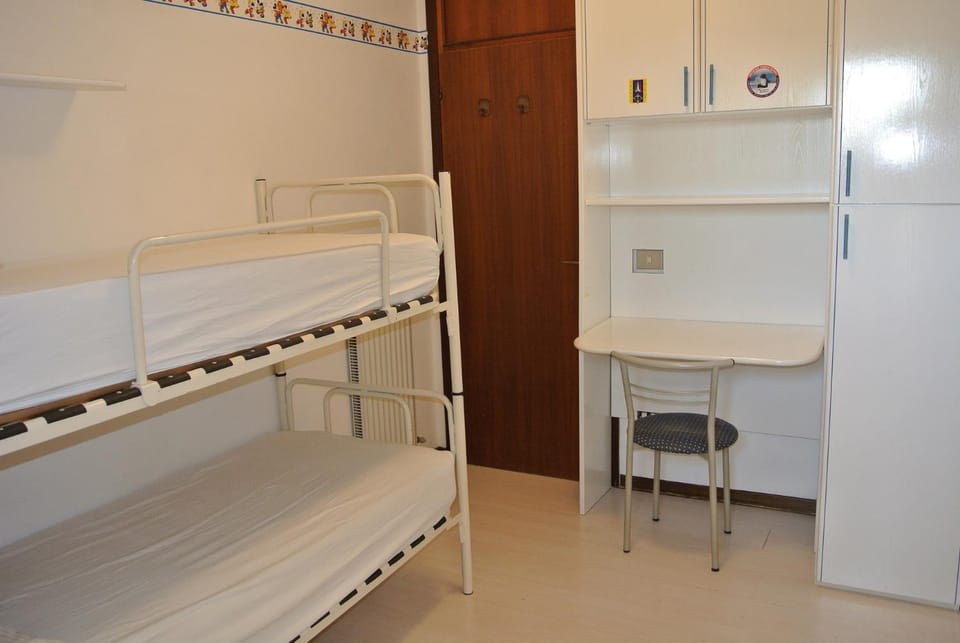 Bedroom, bunk bed