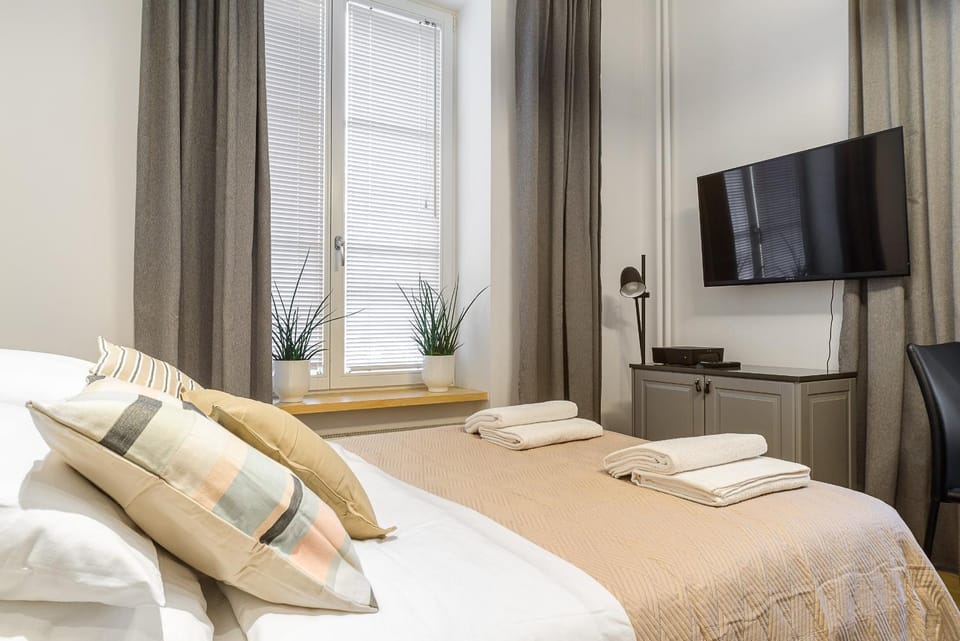 Bed, TV and multimedia, Photo of the whole room, Bedroom, towels