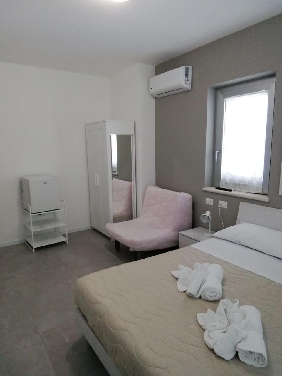 Bed, TV and multimedia, Photo of the whole room, Bedroom, towels, wardrobe, air conditioner