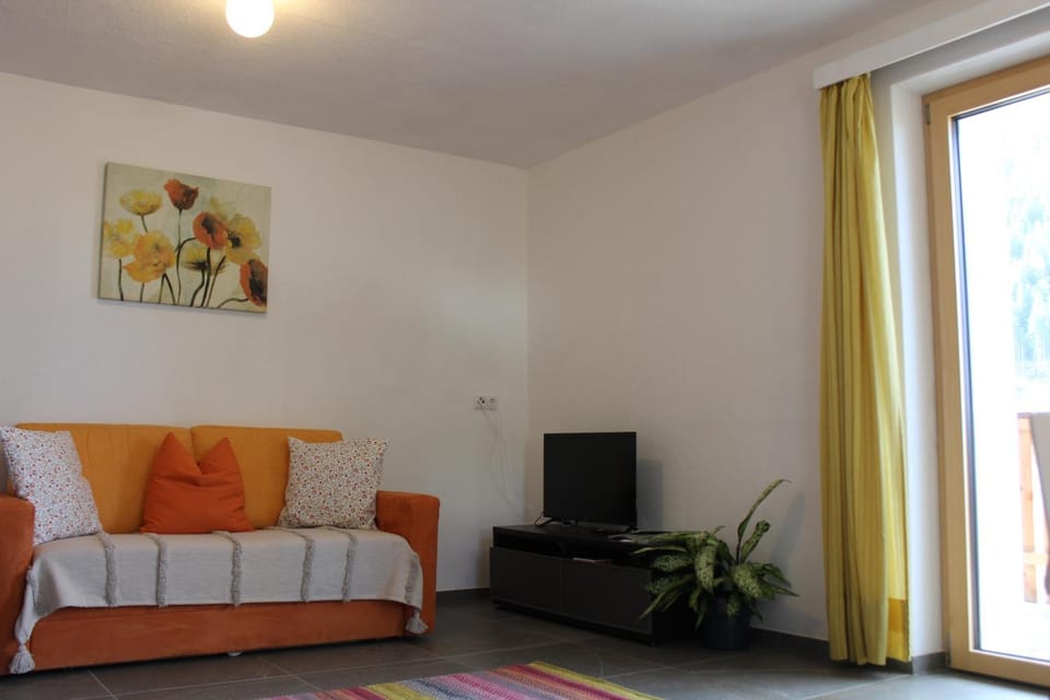 TV and multimedia, Living room, Seating area, Evening entertainment