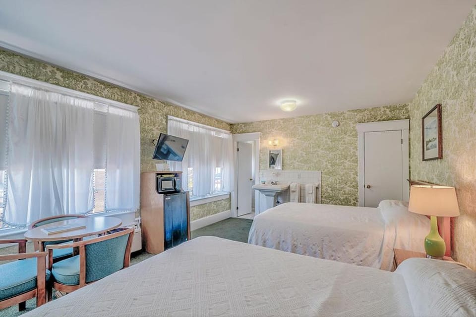 Bed, TV and multimedia, minibar