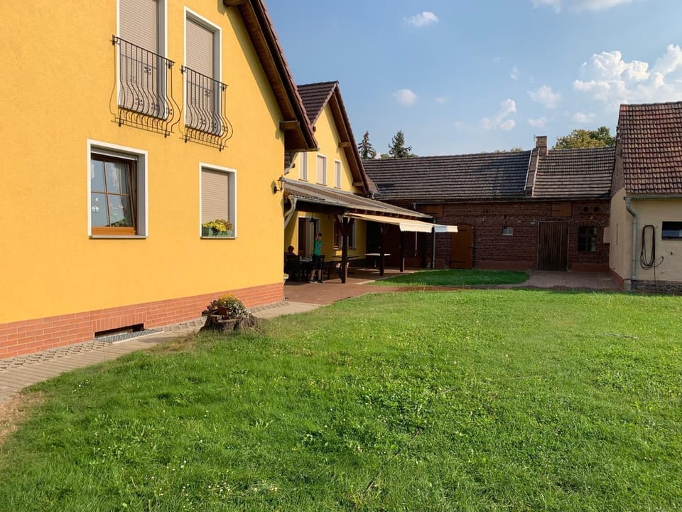 Property building, Patio, Facade/entrance, Spring, Day, Balcony/Terrace, On site, Garden view