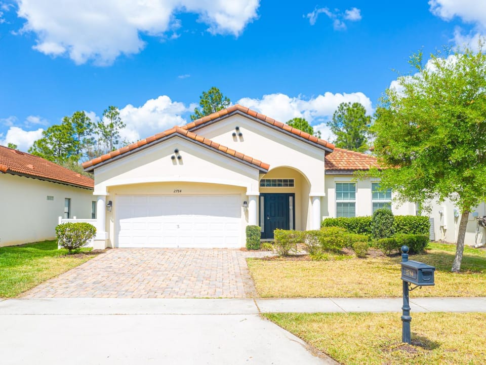 Newly Remodeled 1 story - 5 Bed 5 Bath with Pvt Pool Spa And Game Room House in Kissimmee