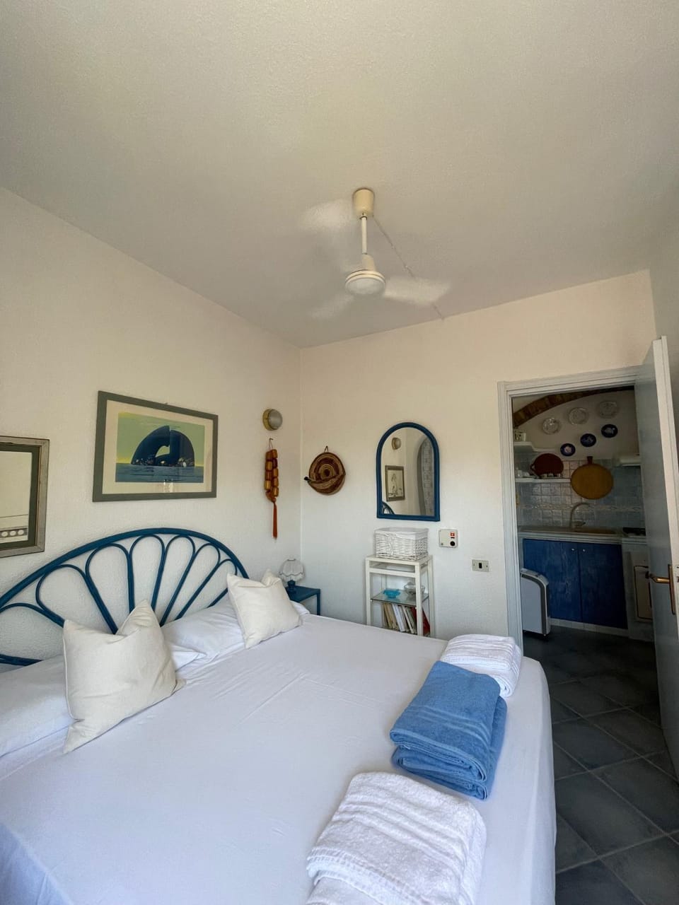 Bed, Photo of the whole room, Bedroom, fireplace, wardrobe