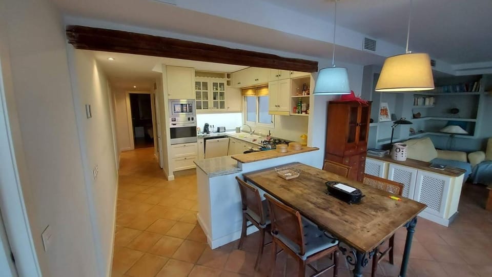 Kitchen or kitchenette, Dining area