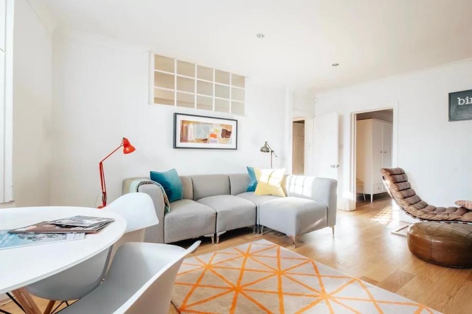 BRIGHTON BEACH APARTMENT Parking Free On-site EV Apartment in Brighton