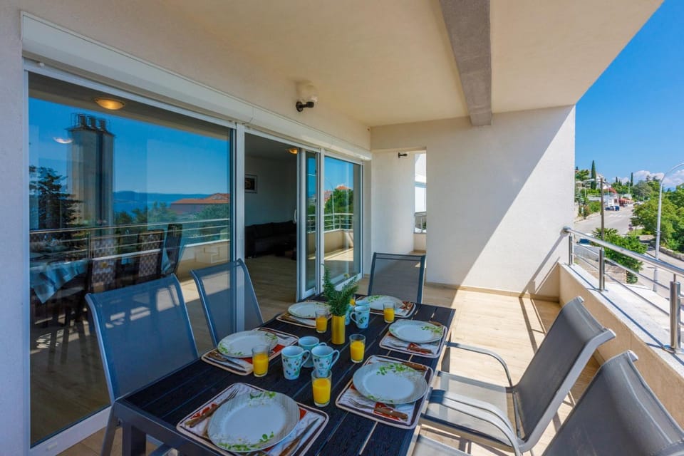 Balcony/Terrace, Food and drinks