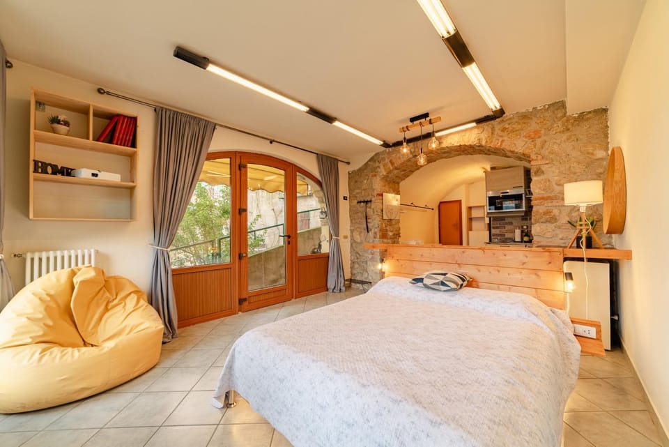 Bed, Kitchen or kitchenette, Living room, Photo of the whole room, Seating area, Bedroom, minibar, oven, stove