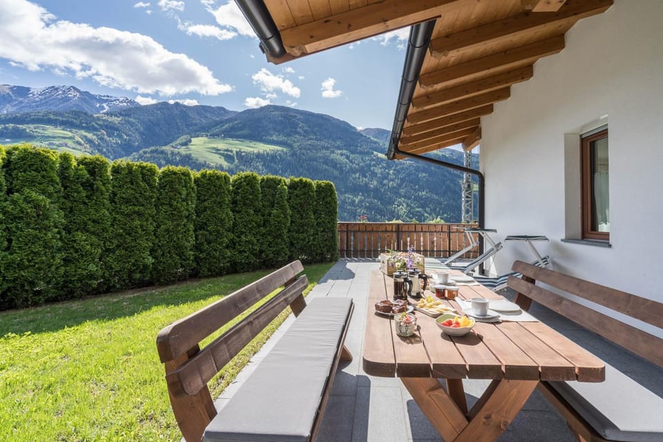 Property building, Balcony/Terrace, Living room