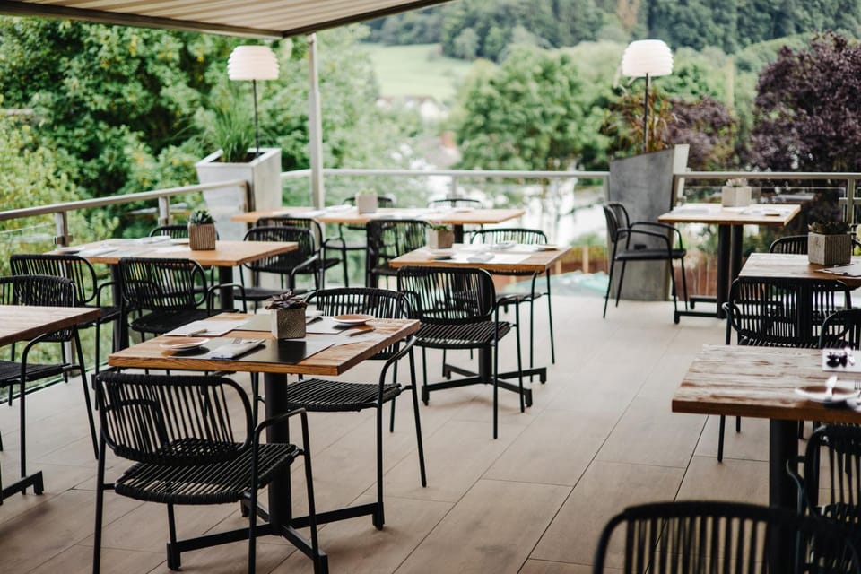 Restaurant/places to eat, Balcony/Terrace