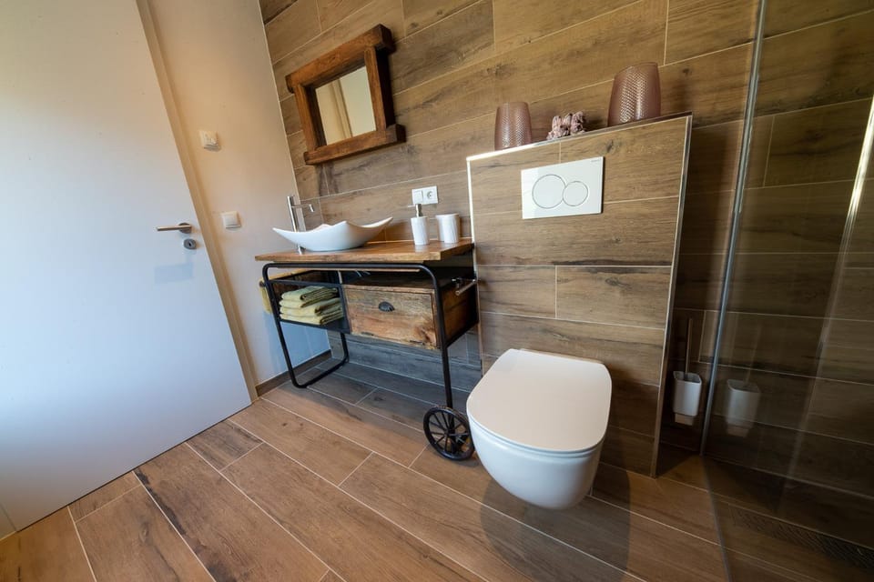 Toilet, Bathroom, towels