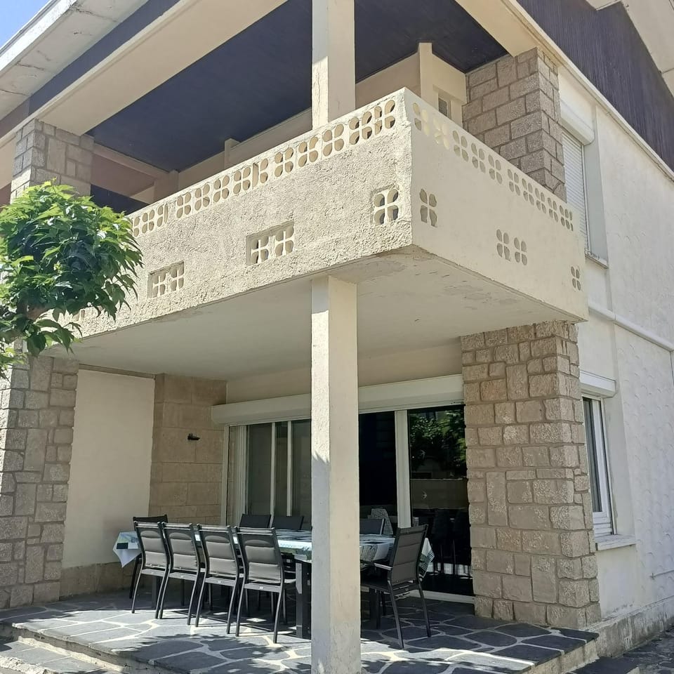 Facade/entrance, Balcony/Terrace