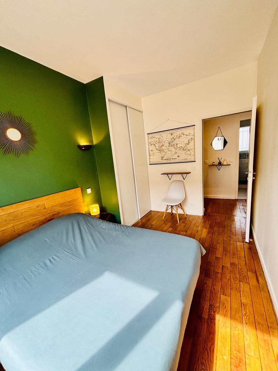 Photo of the whole room, Bedroom