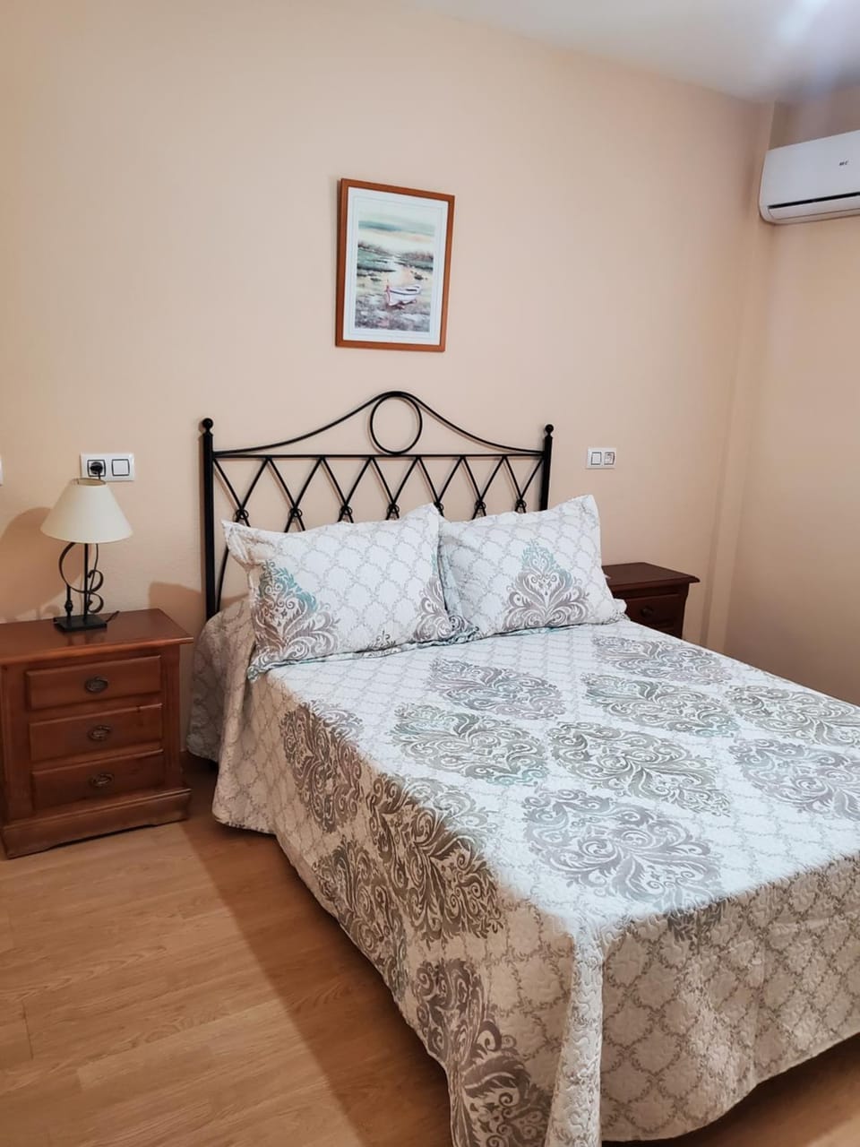 Bed, Photo of the whole room, Bedroom