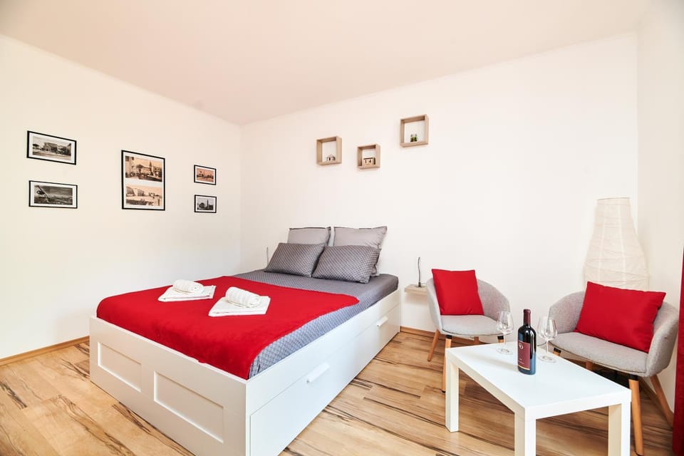 Bed, Seating area