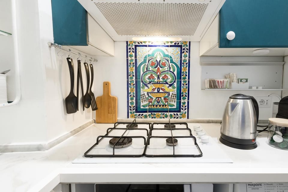 Coffee/tea facilities, Kitchen or kitchenette, stove