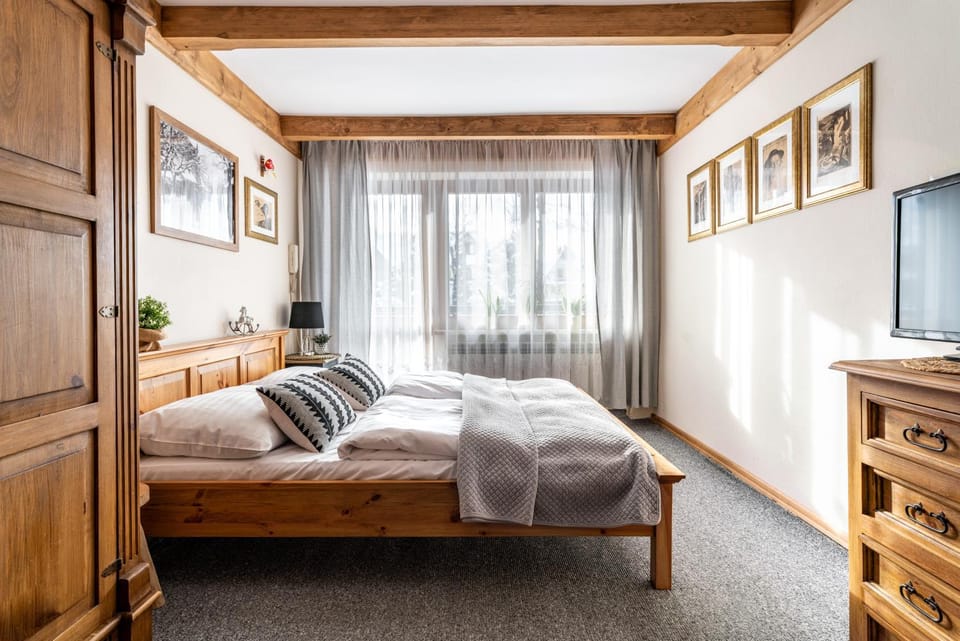 Bed, TV and multimedia, Bedroom, wardrobe