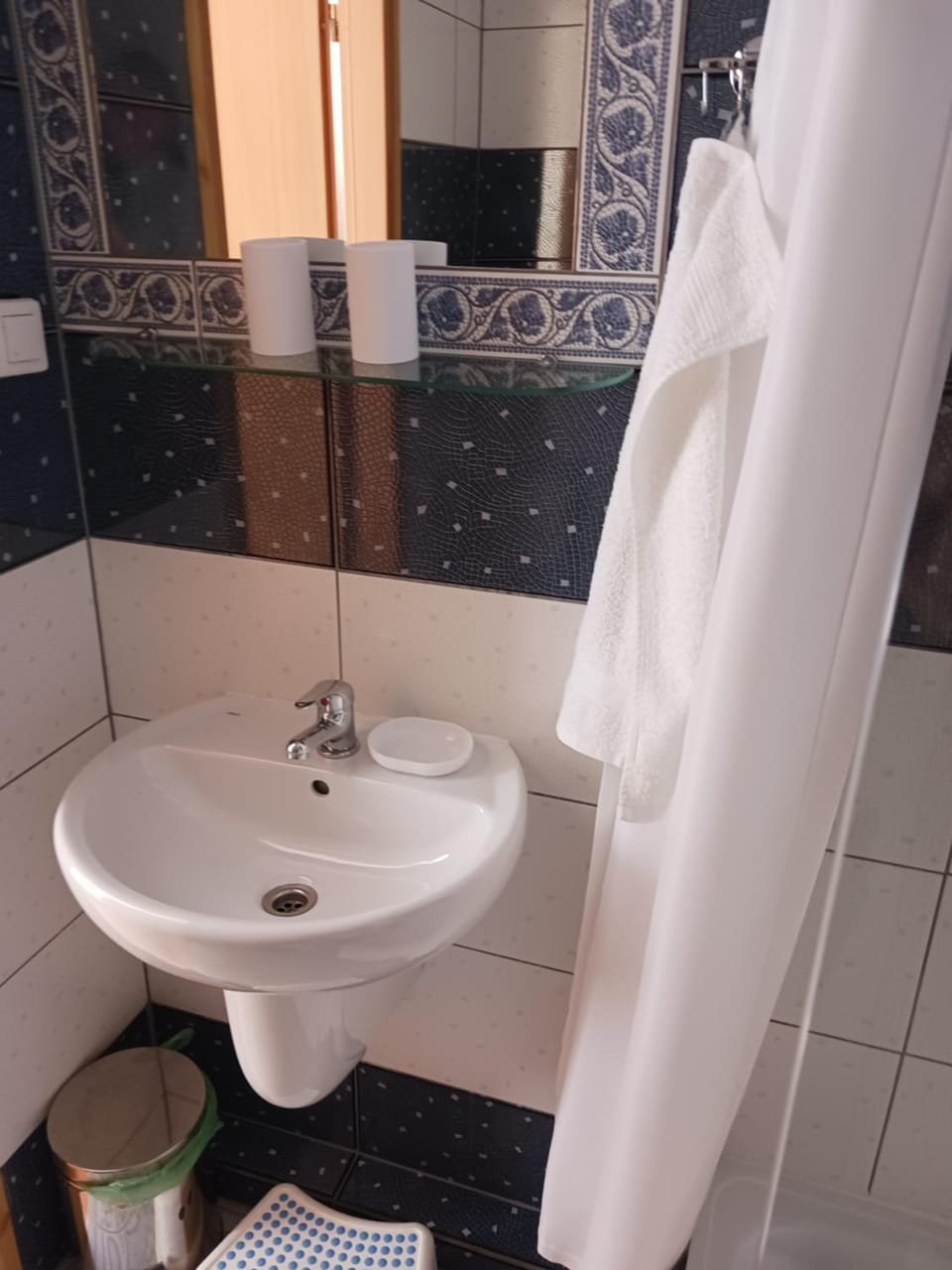 Bathroom, towels