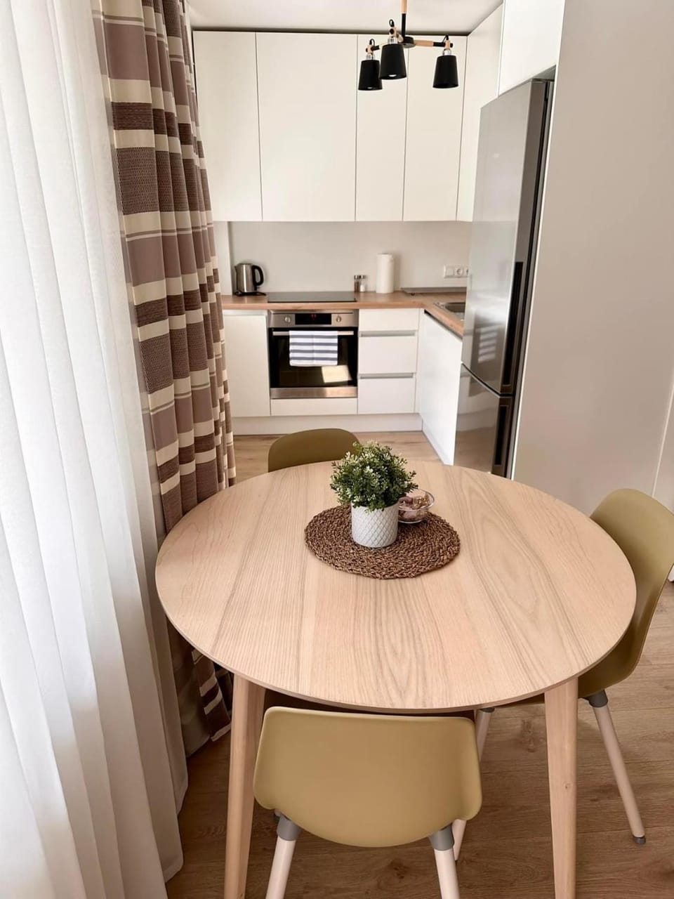 Kitchen or kitchenette, Dining area, oven, stove