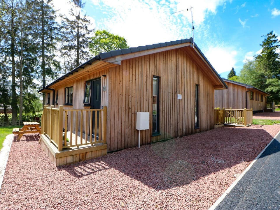 Broken-Sky Lodge House in England