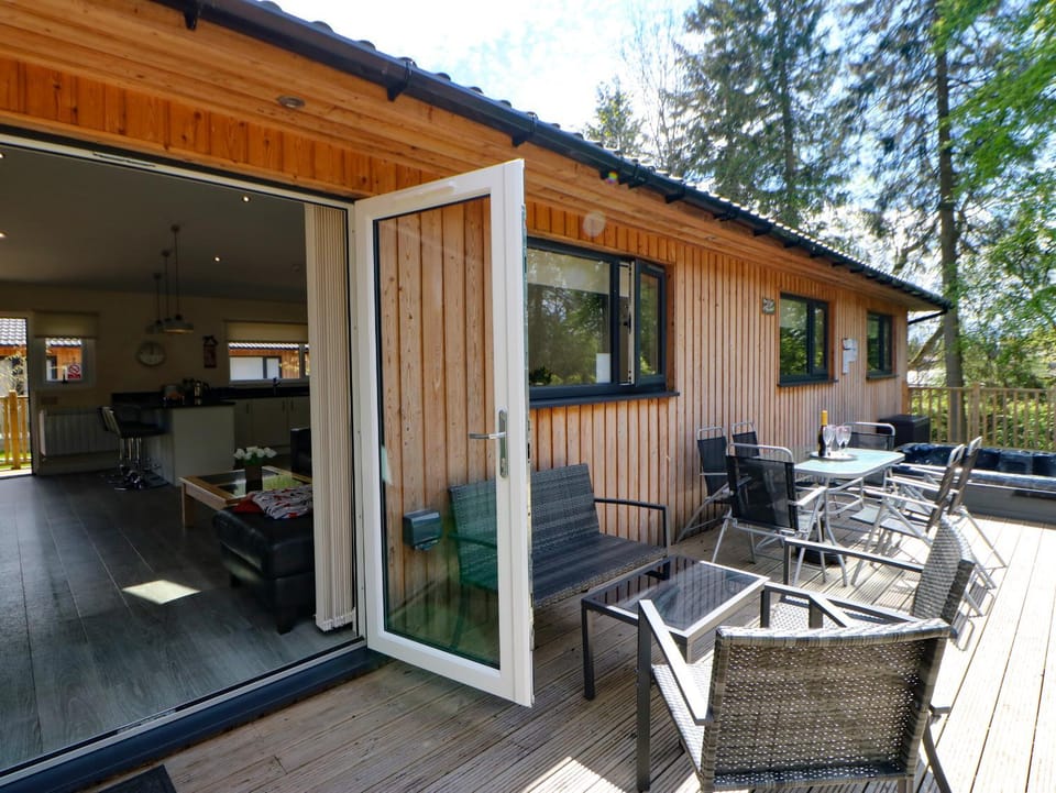 Broken-Sky Lodge House in England