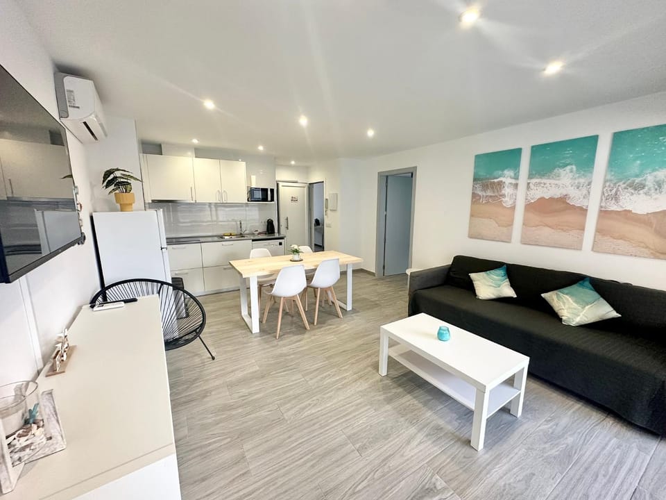 Kitchen or kitchenette, Seating area, Dining area