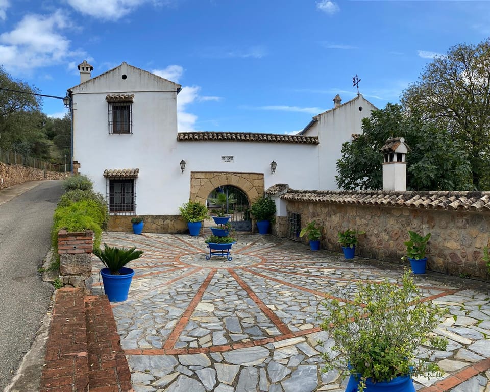 Property building, Facade/entrance, Day, Landmark view