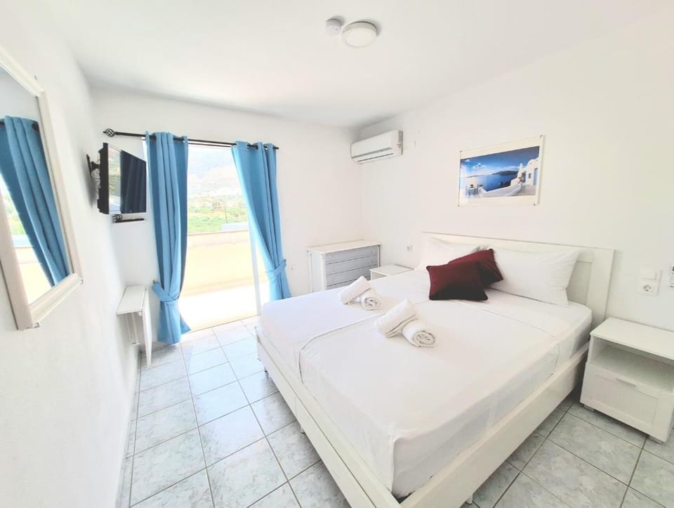 Bed, TV and multimedia, Photo of the whole room, Bedroom, towels, air conditioner