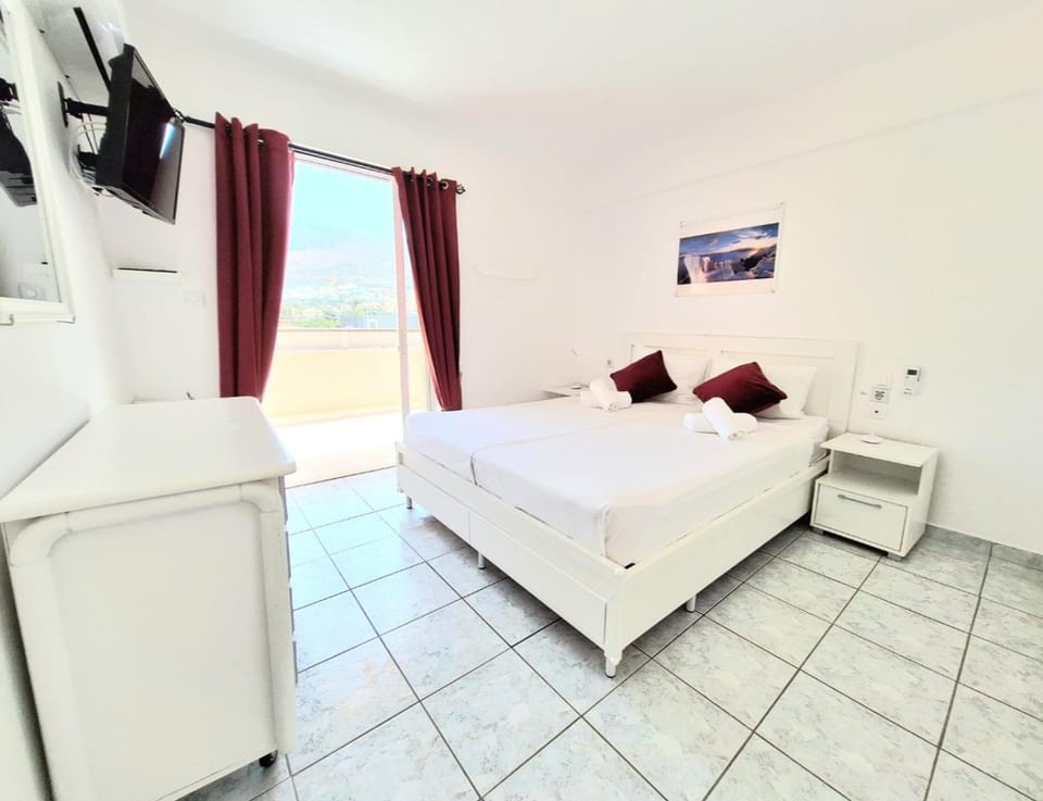 Bed, TV and multimedia, Photo of the whole room, Bedroom