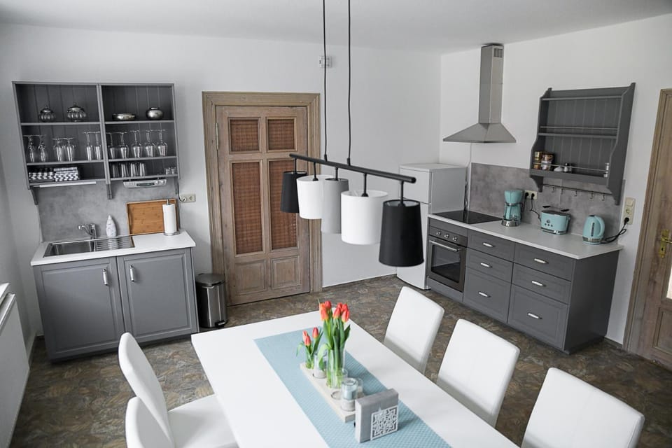 Kitchen or kitchenette, Dining area