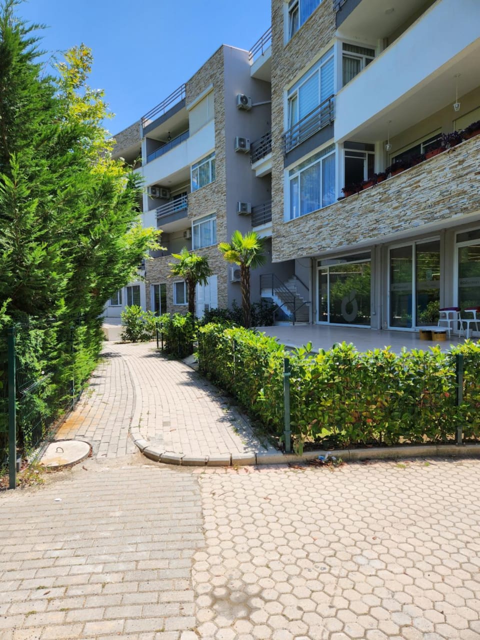 Property building, Spring, Day, Neighbourhood, Garden, Garden view, Street view