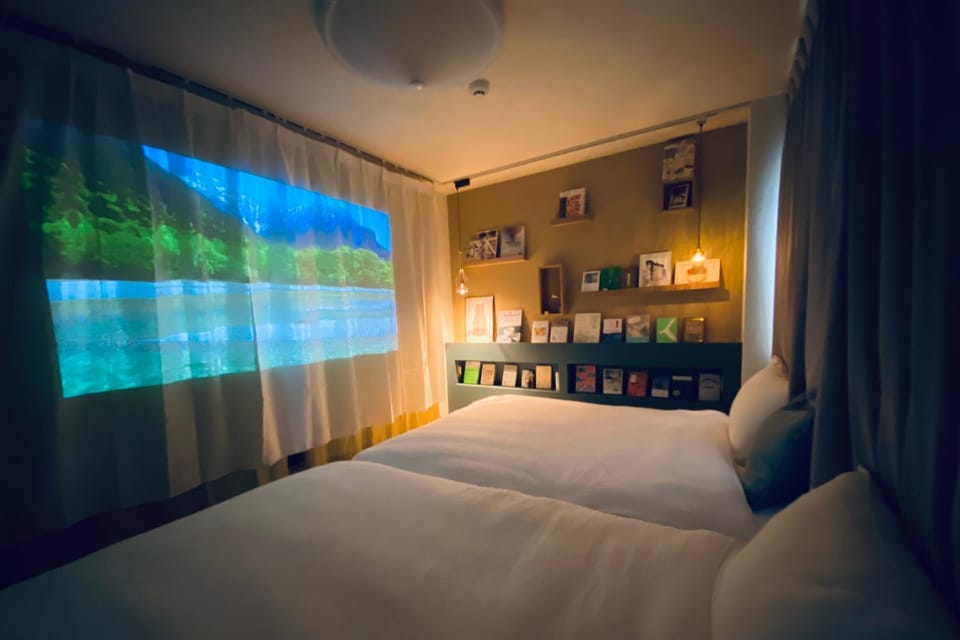 Bed, TV and multimedia, Bedroom